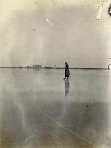 805505 Afbeelding van een schaatsende J.J. Pos op, mogelijk, de bevroren Eem of de Zuiderzee in de omgeving van Blaricum.